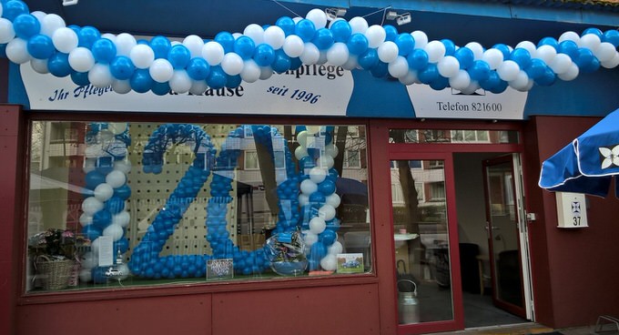 Blaue und weiße Luftballons zum Jubiläum 20 Jahre Gesundheits und Krankenpflege